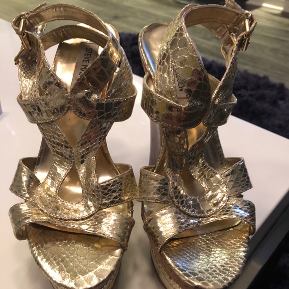 Steve Madden Shoes - Steve Madden metallic gold wedges size 7